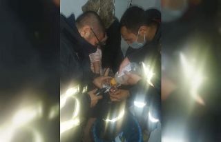 Metal halkaya parmağı sıkışan çocuğu itfaiye...