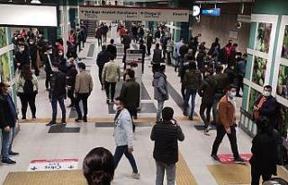 Metroda hattında arıza sosyal mesafeyi unutturdu