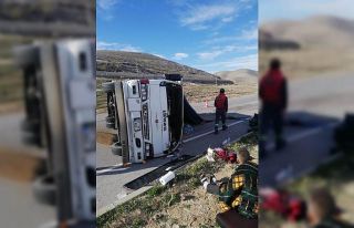 Meyve yüklü kamyonet takla attı: 1 yaralı