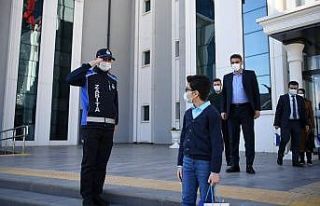 Minik başkan törenle koltuğu devraldı