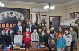 Minik öğrenciler, Başkan Başol’a projelerini...