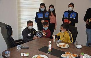 Minik öğrenciler Cizre Emniyet Müdürlüğünü...