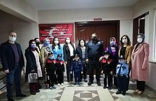Miniklerden polis amcalarına ziyaret
