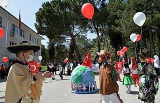 Miniklerin farklı ülkelerin kıyafetlerini giyerek...