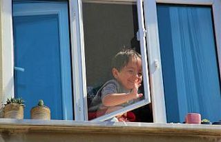 Moral otobüsüyle 23 Nisan coşkusunu evlere taşıdılar