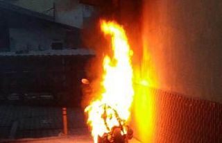 Motosiklet alev alev yandı