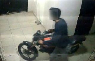 Motosiklet hırsızı önce kameraya sonra polise...