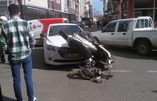 Motosiklet ile otomobil çarpıştı