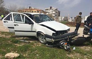 Motosiklet ile otomobil çarpıştı: 1 yaralı
