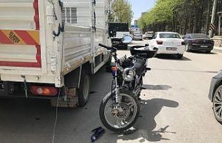 Motosiklet, kamyonete çarptı: 2 yaralı