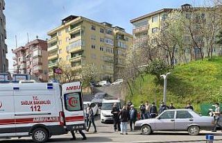 Motosiklet sürücüsü kaldırıma çarparak yaralandı