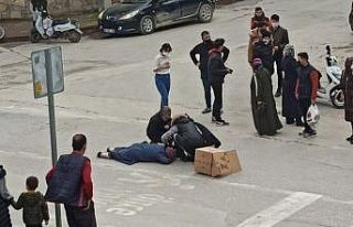 Motosiklet yayaya çarptı, yaralıların imdadına...