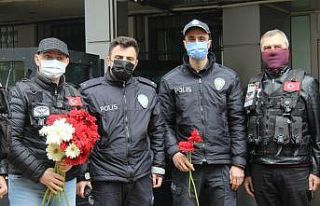 Motosikletçilerden polislere karanfil