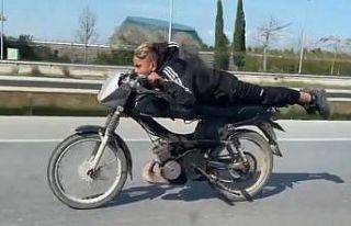 Motosiklete yüzüstü yatıp akrobasi yaptılar,...
