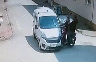 Motosikletteki gençlerin kazası kamerada