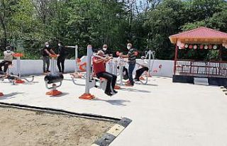 Muhtar köylülerle birlikte çöplüğü sosyal alan...