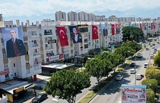 Muratpaşa bayraklarla donatıldı