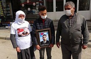 Muş’ta gözü yaşlı aileler HDP önünde oturma...