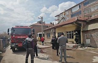 Müstakil evdeki yangında dumandan etkilenen yaşlı...