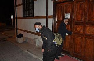 Namaz kılmak için girdiği camide mahsur kaldı