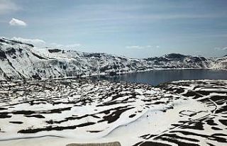 Nemrut Krater Gölü’nün karlı görüntüsü büyülüyor