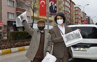 O yıllara özgü giyinip "Yazıyor, yazıyor,...