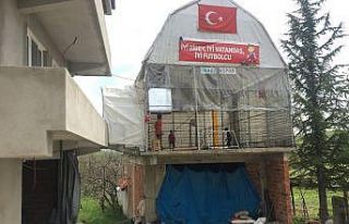 Oğlu için garaj üstüne kapalı halı saha inşa...