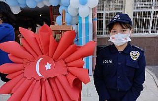 Öğrenciler polis haftasını kutladı