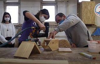 Öğrencilerden kuşlara yuva