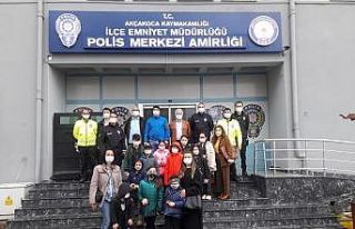 Öğrencilerden polislere anlamlı ziyaret