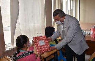 Öğrencilere kırtasiye ve spor malzemesi yardımı