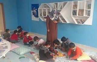 Öğrencilerine okulu sevdirmek için her yolu deniyor