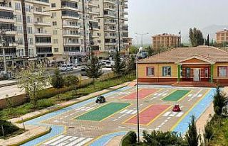 Okul bahçesi çocuklar için trafik eğitim alanı...