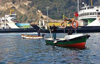 Osmangazi Köprüsü ayağında avlanan balıkçılara...