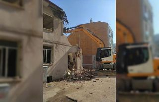 Osmangazi’de iki katlı metruk bina yıkıldı