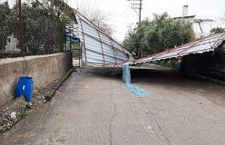 Osmaniye’de fırtına evlerin çatısını uçurdu