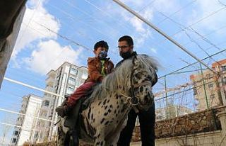 Otizmli çocuklar, duyu odaları ve atla terapiyle...