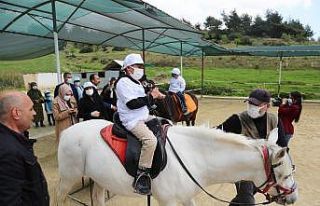 Otizmli çocuklar, ilk kez ata binmenin heyecanını...