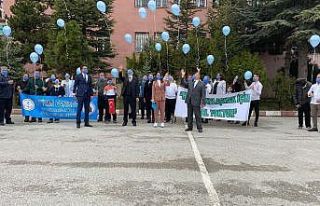 Otizmli öğrenciler havaya mavi balon bırakarak...