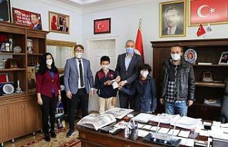 Otizmli öğrencilerden Başkan Biçer’e maske sürprizi