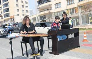 Otizmli piyanistten yaya geçidinde resital