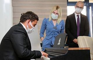 Otizmli Taylan’dan Rektör Özkan’a piyano resitali