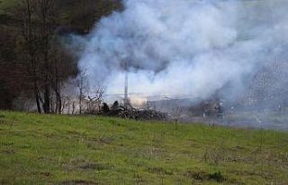 Otluk alanda çıkan yangın kullanılmayan okulu...