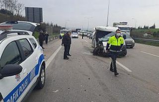 Otobanda hafriyat kamyonuna minibüs arkadan çarptı:...