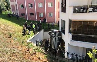 Otomobil 30 metreden apartman boşluğuna düştü:...