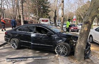 Otomobil ağacı çarptı:1 yaralı