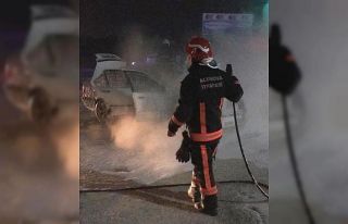 Otomobil alev aldı