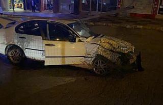 Otomobil aydınlatma direğine çarptı: 1 yaralı