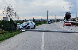 Otomobil beton direği devirdi, yol trafiğe kapandı