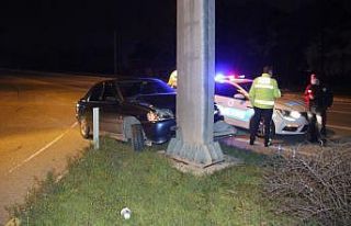 Otomobil demir direğe çarptı: 1 yaralı